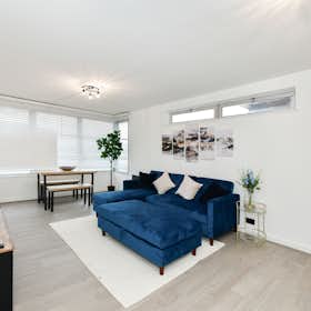 Appartement à louer pour 3 000 £GB/mois à Sunbury on Thames, Staines Road West