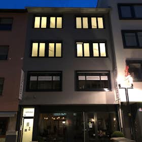 Apartment for rent for €2,714 per month in Stuttgart, Sporerstraße