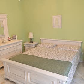 Lägenhet att hyra för 2 500 € i månaden i Brindisi, Via Pastrengo