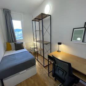 Private room for rent for €605 per month in Barcelona, Travessera de les Corts