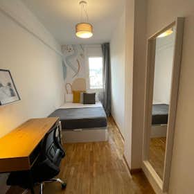 Private room for rent for €640 per month in Barcelona, Travessera de les Corts