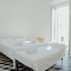 公寓 正在以 €723 的月租出租，其位于 Monopoli, Via Camillo Benso di Cavour