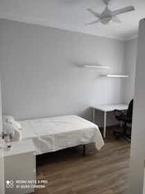 Private room for rent for €530 per month in Sevilla, Plaza Domingo Molina
