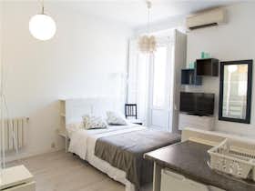 Apartment for rent for €1,900 per month in Madrid, Calle del Desengaño