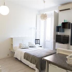Apartment for rent for €1,900 per month in Madrid, Calle del Desengaño
