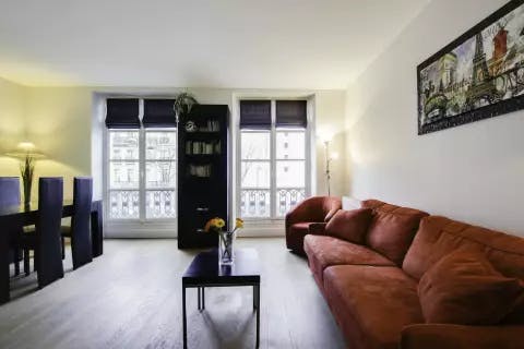 Apartment for rent for €3,472 per month in Paris, Rue du Dragon