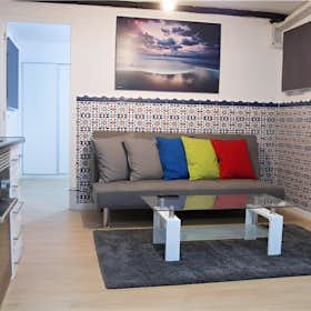 Apartment for rent for €2,100 per month in Madrid, Calle de Miguel Moya