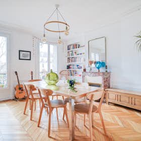 Apartment for rent for €3,000 per month in Paris, Boulevard de Rochechouart