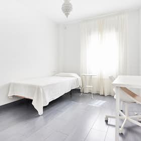 Private room for rent for €335 per month in Sevilla, Calle Castillo de Alcalá de Guadaira