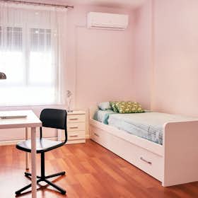 Private room for rent for €385 per month in Sevilla, Calle Virgen de Robledo