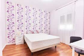 Private room for rent for €500 per month in Sevilla, Calle Virgen de Robledo
