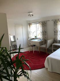 Отдельная комната сдается в аренду за 6 500 SEK в месяц в Nacka, Rådjursvägen