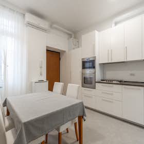 Apartment for rent for €1,500 per month in Milan, Via Cola Montano
