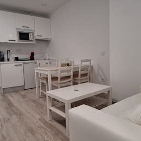 Apartment for rent for €2,100 per month in Madrid, Calle de Santurce
