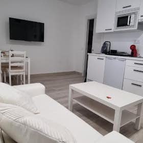 Apartment for rent for €2,100 per month in Madrid, Calle de Santurce