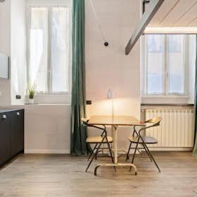 Apartment for rent for €1,800 per month in Milan, Via Ruggero di Lauria