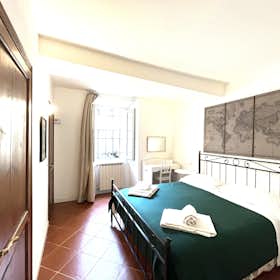 Apartment for rent for €1,400 per month in Florence, Vicolo del Barbi