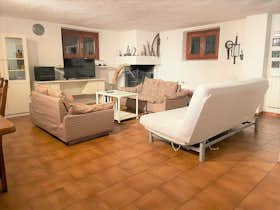 Appartamento in affitto a 2.500 € al mese a Trezzano sul Naviglio, Via Tito Livio