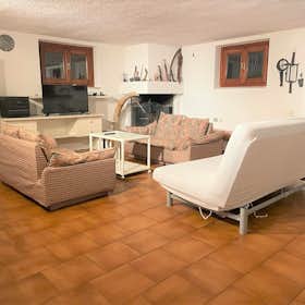 公寓 正在以 €2,500 的月租出租，其位于 Trezzano sul Naviglio, Via Tito Livio