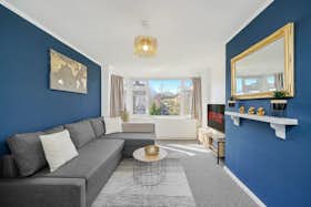 公寓 正在以 £2,850 的月租出租，其位于 Cheltenham, Winchester Way