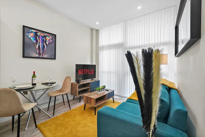 Apartment for rent for £2,852 per month in Slough, Farnham Road