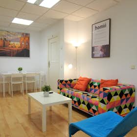 Private room for rent for €560 per month in Madrid, Calle Miguel Ángel