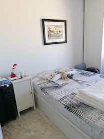 Отдельная комната сдается в аренду за 500 € в месяц в Sevilla, Avenida Flota de Indias