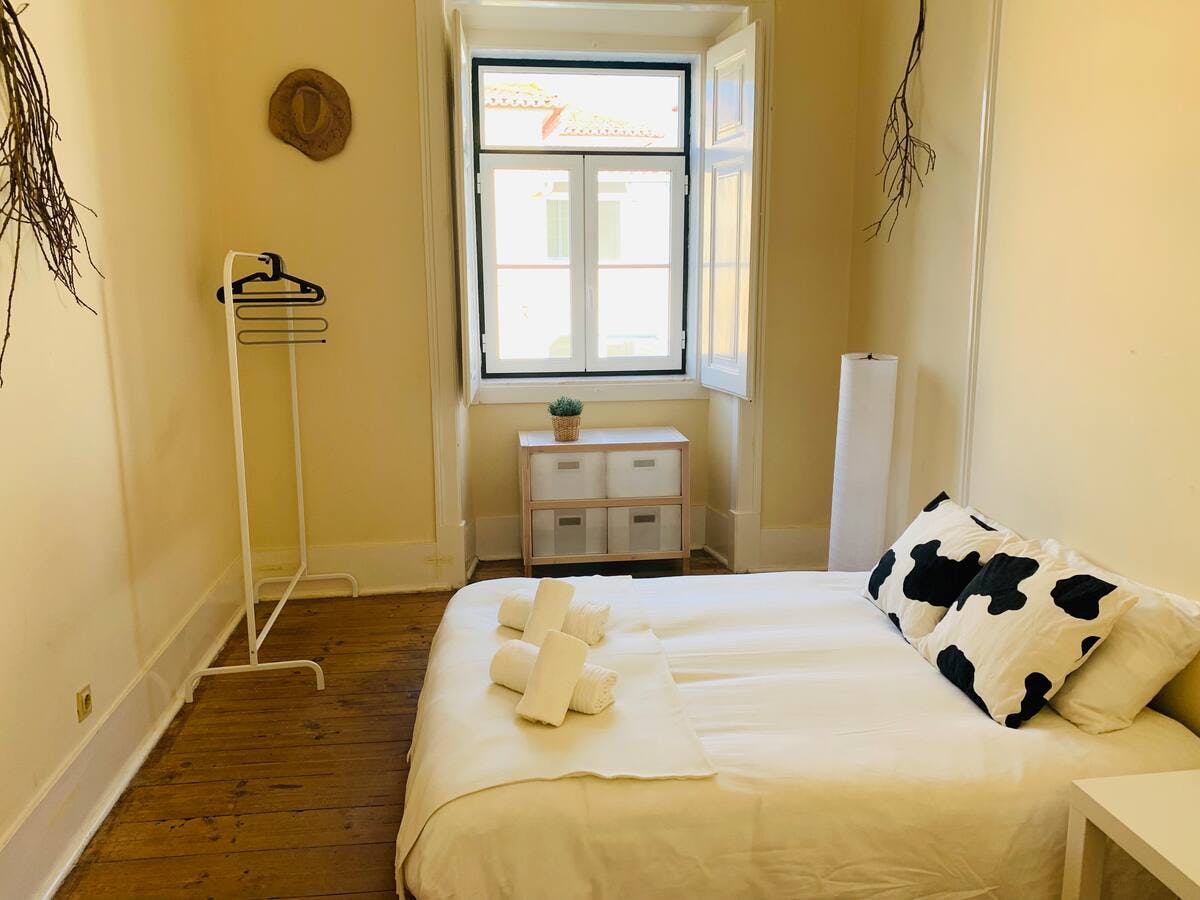 Отдельная комната сдается в аренду за 550 € в месяц в Parede, Avenida da República