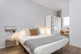 Apartment for rent for €2,100 per month in Barcelona, Carrer de la Lluna