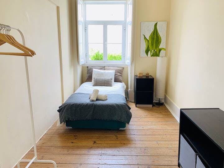 Отдельная комната сдается в аренду за 550 € в месяц в Parede, Avenida da República