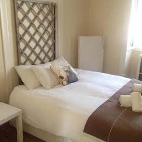 Private room for rent for €700 per month in Cascais, Avenida da República