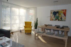 Apartment for rent for €1,950 per month in Berlin, Toni-Lessler-Straße