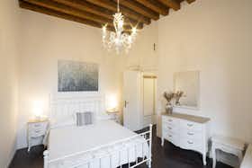 Apartment for rent for €2,050 per month in Venice, Calle Corrente