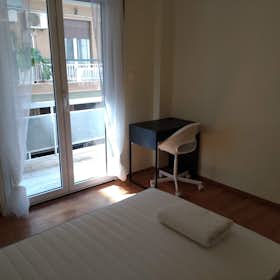 Private room for rent for €325 per month in Athens, Mavromichali