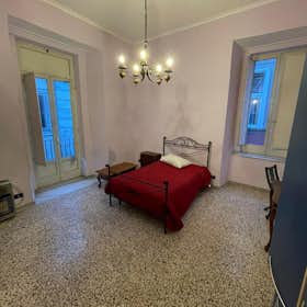 Private room for rent for €550 per month in Naples, Piazza Vincenzo Bellini