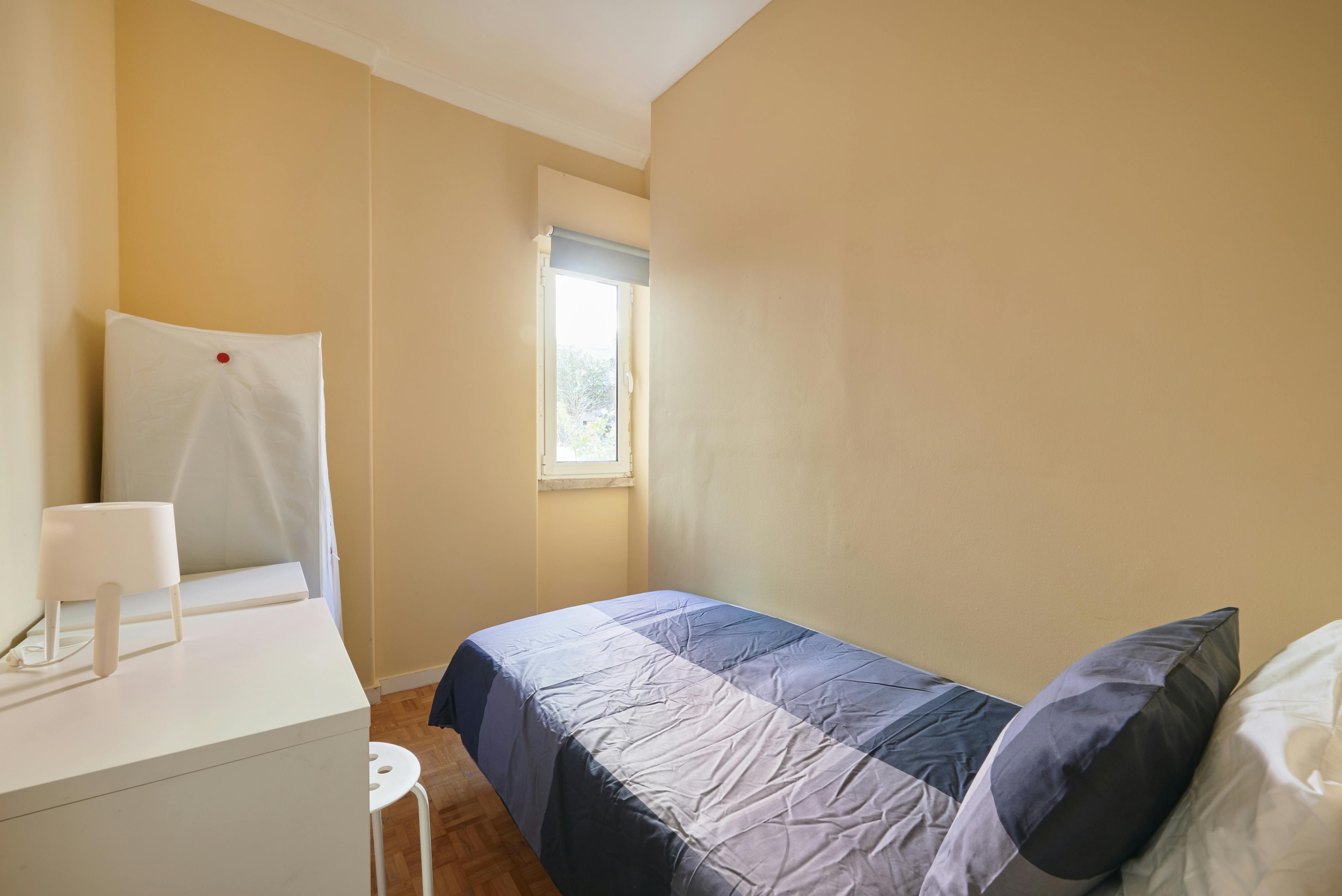 Private room for rent for €425 per month in Lisbon, Rua Abel Botelho