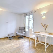 Studio for rent for €1,166 per month in Paris, Rue des Vinaigriers
