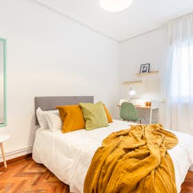 Private room for rent for €650 per month in Madrid, Pasaje de la Moraleja de Enmedio