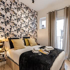 Apartment for rent for €2,100 per month in Madrid, Calle de Cervantes