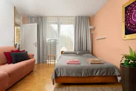 Apartment for rent for €1,000 per month in Ljubljana, Streliška ulica