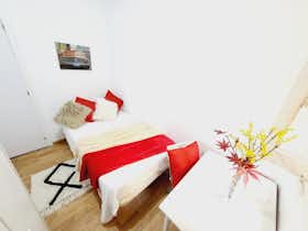 Private room for rent for €700 per month in Madrid, Calle de Ferraz