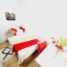 Private room for rent for €700 per month in Madrid, Calle de Ferraz