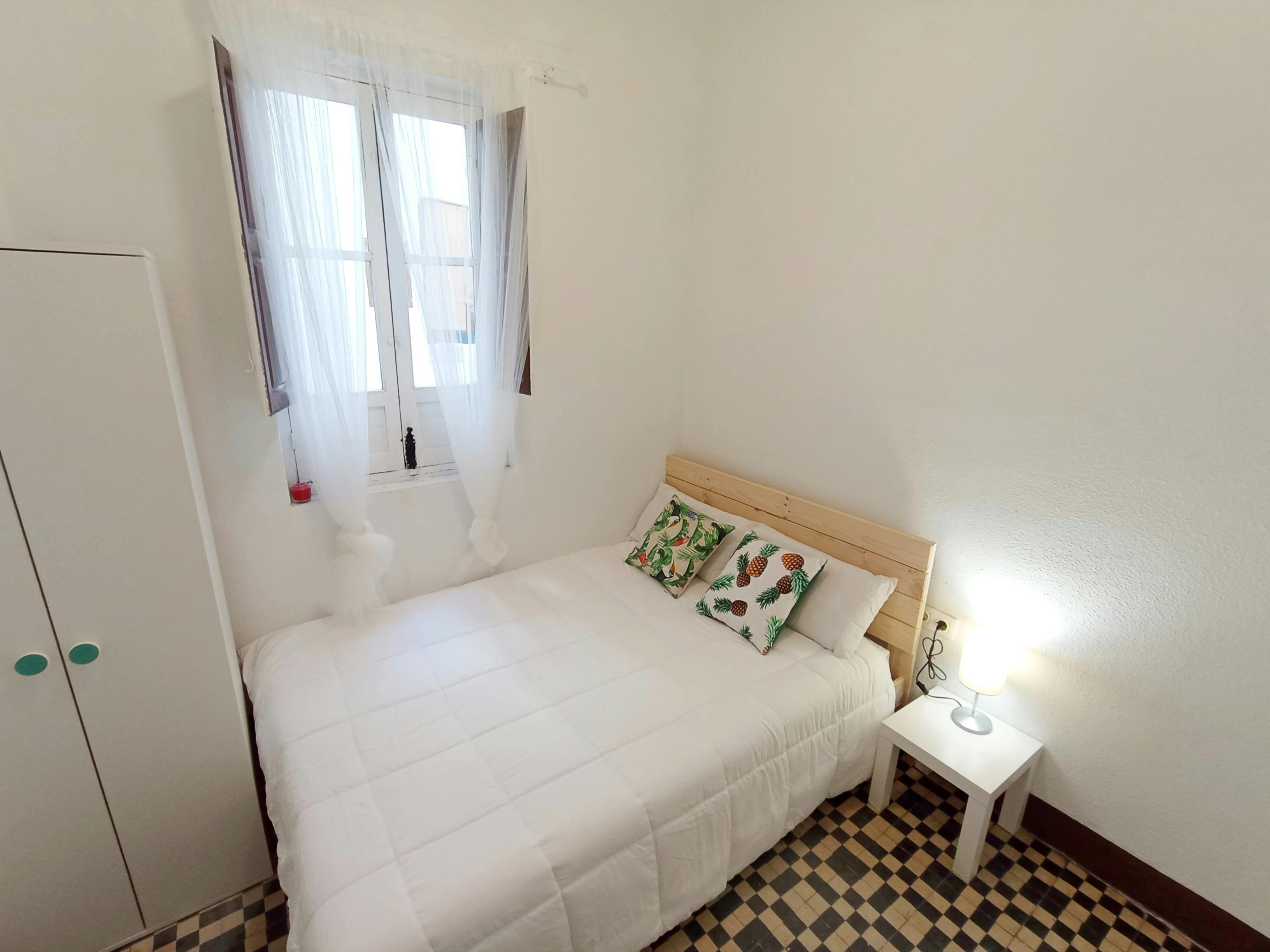 Private room for rent for €250 per month in Granada, Calle Santa Teresa