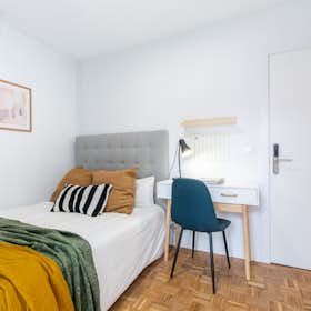 Private room for rent for €550 per month in Madrid, Calle del Pez Austral