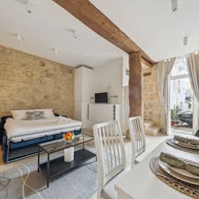 Studio for rent for €3,427 per month in Paris, Quai d'Anjou