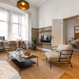 Apartment for rent for €3,177 per month in Berlin, Großbeerenstraße
