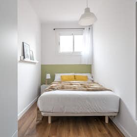 Private room for rent for €725 per month in Barcelona, Avinguda de la Riera de Cassoles