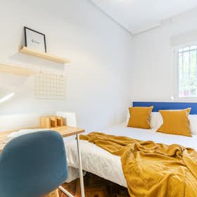Private room for rent for €550 per month in Madrid, Pasaje de la Moraleja de Enmedio