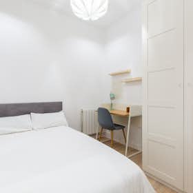 Private room for rent for €605 per month in Madrid, Calle de los Caños del Peral
