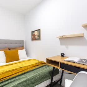 Private room for rent for €605 per month in Madrid, Calle de Tetuán